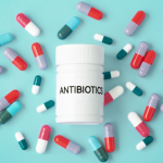 O uso excessivo de antibióticos pode criar superbactérias perigosas, alerta Lawrence Aseba Tipo.