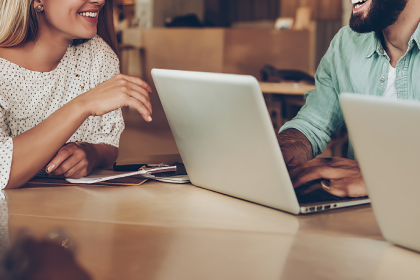 Alex Nabuco dos Santos evidencia como coworkings e modelos híbridos estão moldando os escritórios do futuro.