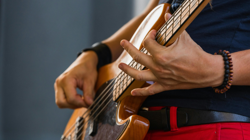 A música brasileira ganha vida com o violão e suas harmonias marcantes, explica Marcio André Savi.
