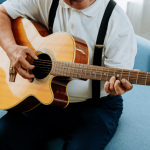 Marcio André Savi mostra como o violão é essencial na música popular e ensina a tocar grandes clássicos.