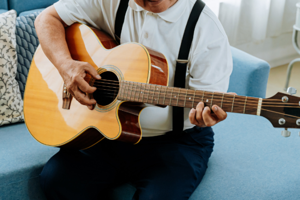 Marcio André Savi mostra como o violão é essencial na música popular e ensina a tocar grandes clássicos.