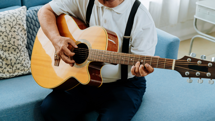 Marcio André Savi mostra como o violão é essencial na música popular e ensina a tocar grandes clássicos.