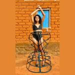 Non Stop destaca Alessandra Araújo em uma recriação icônica do vestido de Demi Moore que une elegância e ousadia.