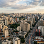 Brasil chega a 214,2 milhões de habitantes e novas projeções revelam como a população vai mudar nos próximos anos