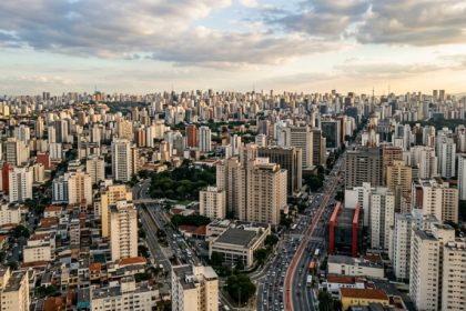 Brasil chega a 214,2 milhões de habitantes e novas projeções revelam como a população vai mudar nos próximos anos