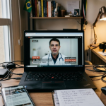 Vídeos com médicos falsos criados por IA viram alerta no Brasil: como identificar golpes de saúde na internet