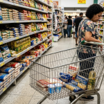PIB desacelera no Brasil: o que a queda do consumo e os juros ainda altos significam para o bolso em 2026