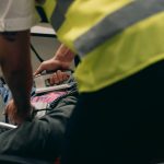 Paramédicos prestam atendimento urgente a um paciente deitado em uma maca.