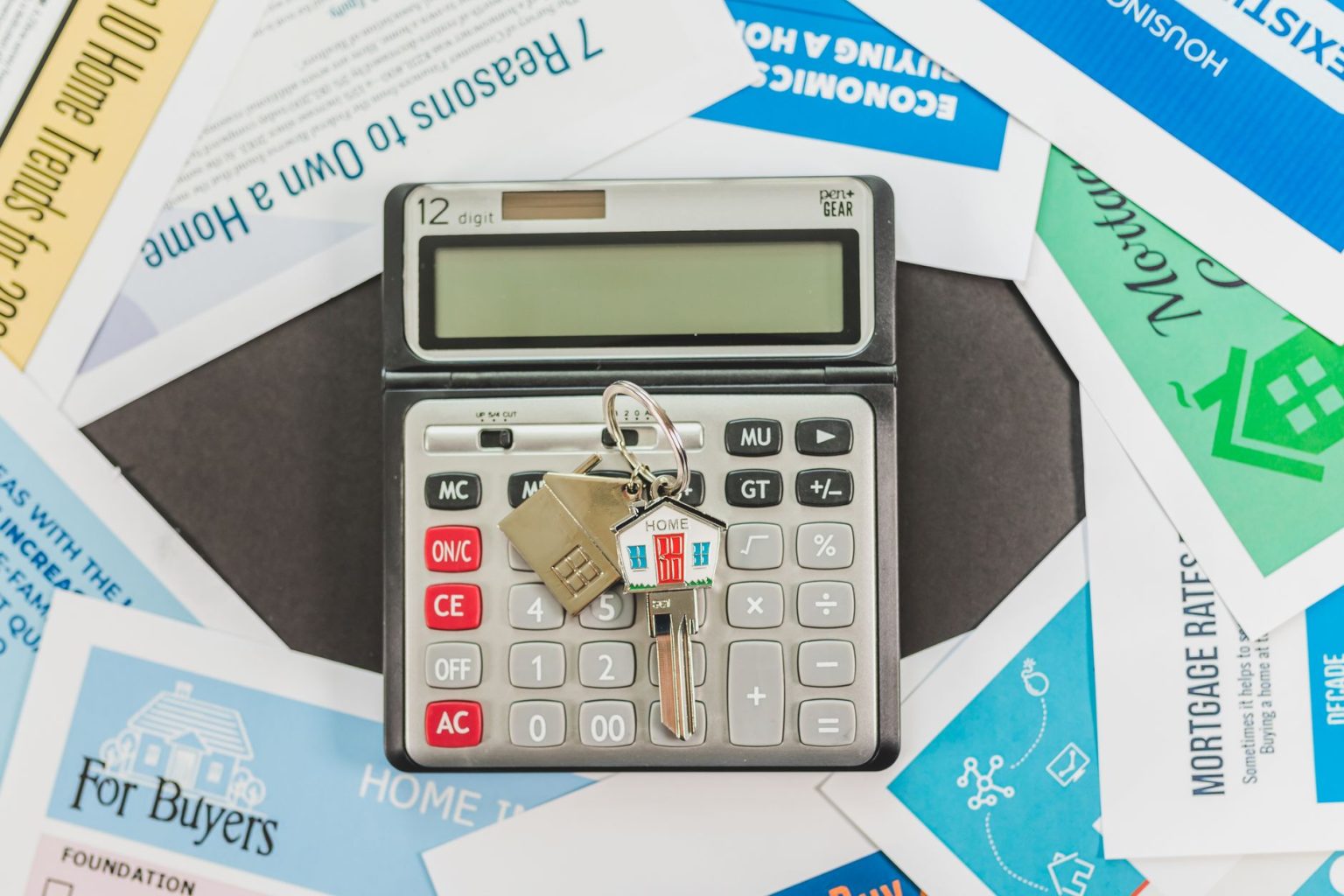 Calculadora sobre documentos de financiamento imobiliário, representando o planejamento financeiro para compra de um imóvel
