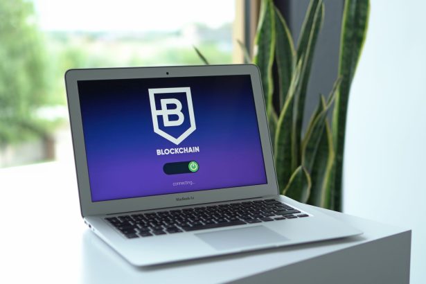 Laptop exibindo uma interface de conexão com blockchain sobre uma mesa, em ambiente interno.